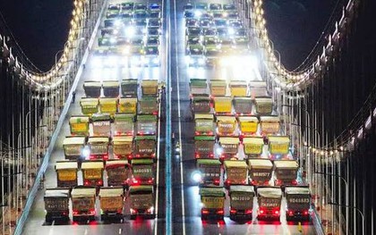 Láng giềng Việt Nam bất ngờ "chất đầy" cây cầu 2 tầng bằng 180 xe tải, trọng lượng tương đương 18 máy bay Boeing 747 đầy tải: Không phải chở hàng mà để làm điều đặc biệt này