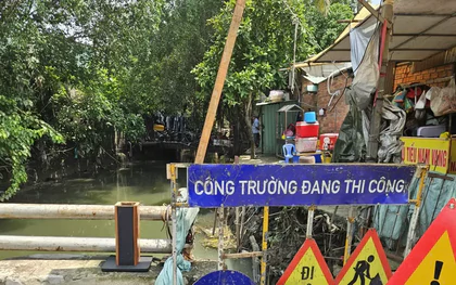 Cảnh báo hố sâu nguy hiểm tại con đường ngập nặng nhất ở TPHCM