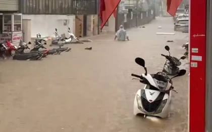 Mưa lớn, nhiều hẻm ở Đà Lạt ngập sâu