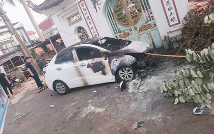 Ô tô bốc cháy ở Hà Nội, nghi bị phóng hỏa