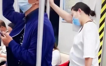 Mẹ trẻ mới sinh bị cười cợt vì són tiểu trên tàu điện, ngay lập tức 1 người phụ nữ lớn tuổi đã lên tiếng bênh vực