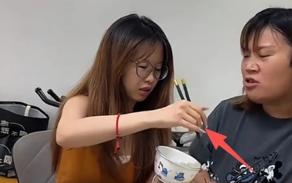 Bữa cơm của gia đình này nhìn vô cùng ngon và tươm tất nhưng ai xem ảnh cũng lắc đầu, nhăn mặt vì 1 chi tiết "lạ"!