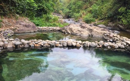 Việt Nam có dòng nước tự nhiên ấm nóng ~70 độ C quanh năm, được phát hiện cách đây 1 thế kỷ: Mạch ngầm ở độ sâu 150 m, nay liên quan đến khu nghỉ của tỷ phú Phạm Nhật Vượng