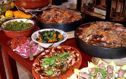 Cô gái ăn buffet 2 tiếng liền, dạ dày phình gấp 5 lần, phải mổ 'tháo' thức ăn