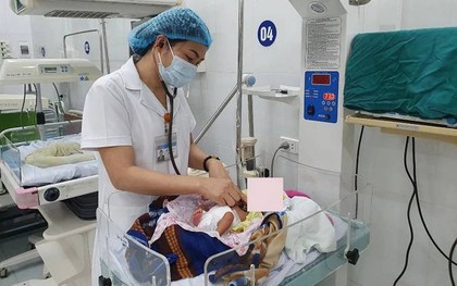 Bé 33 ngày tuổi lờ đờ, thiếu máu nặng, gia đình nói với bác sĩ đã dùng kim khâu chích rạch và đốt đèn chữa bệnh cho con