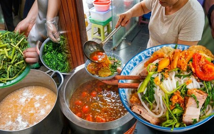 Quán canh bún cua gia truyền ở phố cổ Hà Nội, sợi bún to gấp vài lần bình thường, dùng 5 kg cua đồng cho nồi nước dùng