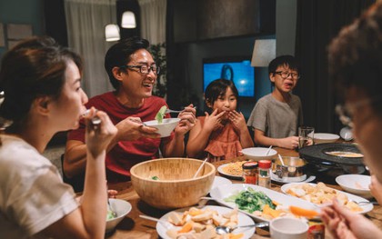Cha mẹ thông thái dạy con: Được người khác mời ăn, dù thân đến đâu cũng nhớ 3 điều không nên làm!