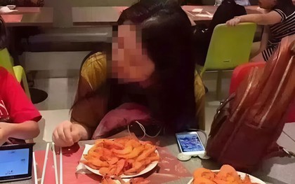 Ăn buffet suốt 2 giờ, cô gái 24 tuổi bụng phình như quả bóng, bác sĩ phải mổ lấy 1,5 kg thức ăn