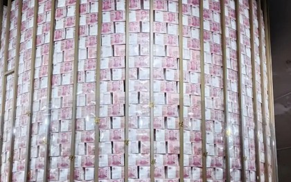 Phát hiện hầm vàng bí mật sâu 33m dưới lòng đất chứa 1,15 tấn tiền mặt