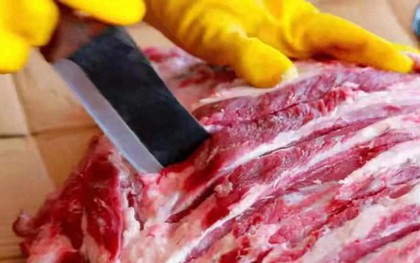 Khi mua sườn heo, nếu thấy có dấu hiệu này ở các kẽ xương thì đừng mua dù giá có rẻ đến đâu!