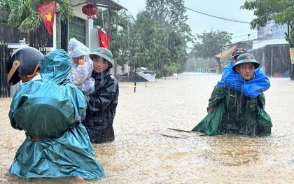 Đà Nẵng mưa trắng trời, nhiều nơi ngập sâu, giao thông chia cắt