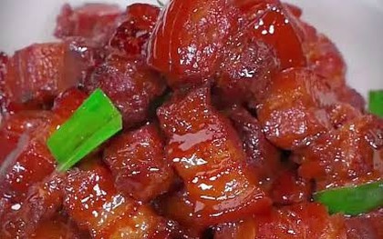 Vì sao ngày càng nhiều gia đình phủ lá chuối lên nồi thịt kho tàu? Hành động dân dã này hóa ra đem lại vô số lợi ích