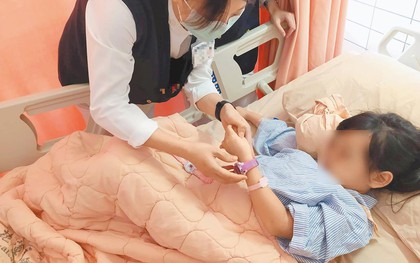 Bé gái 4 tuổi mắt bỗng chuyển màu tím vì mắc "vua ung thư", người mẹ nức nở: "Tôi đã hủy hoại đời con mình!"