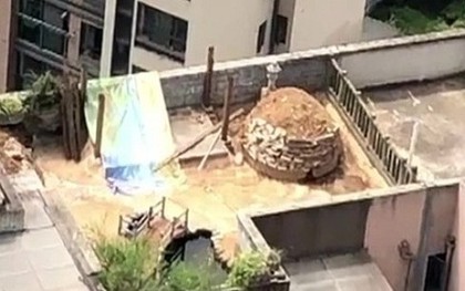 Mua nhà 8 năm mới phát hiện ngay trên trần phòng khách là một ngôi mộ