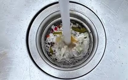 Lời khuyên cho những gia đình dùng lưới lọc bồn rửa khi rửa bát