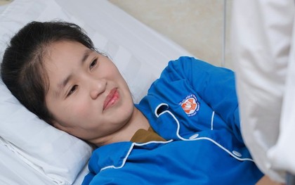 Xúc động khoảnh khắc giám đốc bệnh viện thăm cô giáo mất chân khi cứu học trò