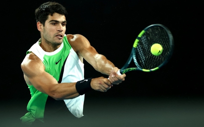Carlos Alcaraz đánh bại huyền thoại Novak Djokovic để lên vô địch Australian Open 2026