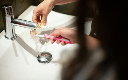 Trước khi đánh răng có cần làm ướt bàn chải không? Nha sĩ lên tiếng: Đa số chúng ta đã làm sai