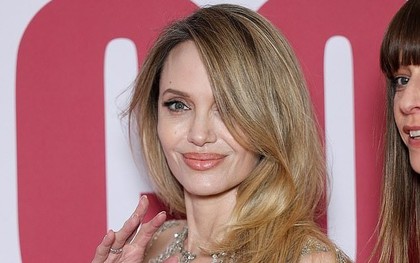 Angelina Jolie diện mốt không nội y