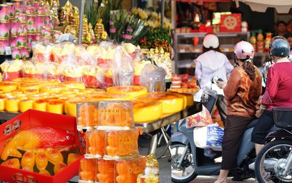 Cảnh tượng lạ lùng ngày ông Táo: Bánh trái đẹp như vàng nhưng người dân chỉ dám “mua một nửa” tại chợ người Hoa