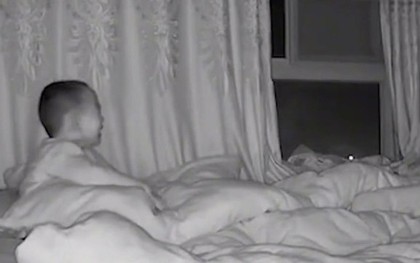 Bố mẹ giáo viên đi làm sớm để con 3 tuổi ở nhà một mình, mở camera thì thấy cảnh tượng đau lòng