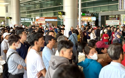 Sân bay Tân Sơn Nhất đông nghịt người đón kiều bào về quê ăn Tết