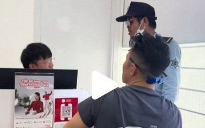 Người nước ngoài đi làm SIM thẻ, nhân viên không biết tiếng đang loay hoay thì chú bảo vệ ra phiên dịch giúp, "bắn" tiếng Trung cực MƯỢT!