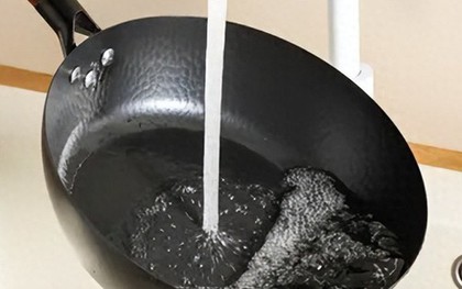 Tại sao không nên tráng chảo bằng nước ngay sau khi nấu xong? Nghe đầu bếp giải thích, tôi mới giật mình vì bao năm làm sai