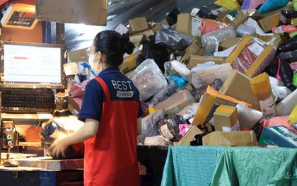 Bên trong một trung tâm giao nhận ngày giáp Tết: nhân viên "bơi" trong biển hàng hóa, băng chuyền phân loại tự động hàng hóa tốc độ 2 mili giây