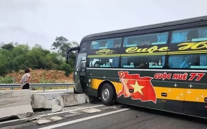 Khách hoảng loạn la hét khi xe mất lái, lao vào dải phân cách trên cao tốc