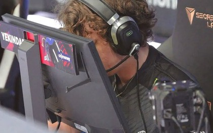 Giải mã thói quen kỳ lạ của game thủ chuyên nghiệp: Tại sao họ lại "dí mắt" vào màn hình khi thi đấu?