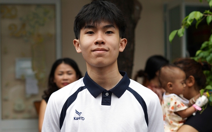 Tay vợt trẻ Tống Nhật Minh gây sốt khi đấu giá vợt pickleball được trăm triệu, giúp các bệnh nhi nghèo ăn Tết ấm áp