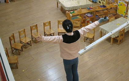 Cảnh tượng kỳ lạ tại một trường mầm non sau giờ tan học