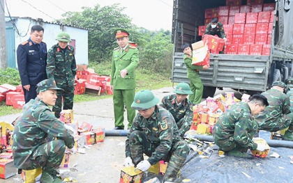 Cận cảnh 615 thùng carton màu đỏ nặng 10.890,6 kg được kiểm đếm, niêm phong rồi tiêu hủy đồng loạt: Bên trong chứa gì?