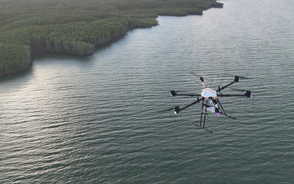 NÓNG: Chính thức khai trương tuyến giao hàng vượt biển bằng UAV đầu tiên, 2kg hàng bay 12km mất 15 phút