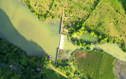 Phát hiện hồ nước cách Hà Nội hơn 100km, cảnh xung quanh hoang sơ, du khách nhận xét: "Xanh như ngọc"