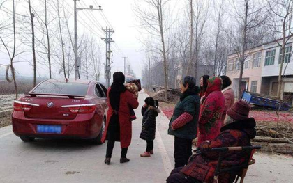 Về quê ăn Tết, vợ chọn đi xe cũ nát, không tặng quà cho ai: Suýt cãi nhau cho đến khi chồng phát hiện ra 1 sự thật