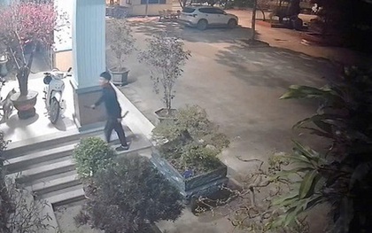 Nam thanh niên cầm 2 con dao trèo qua cổng vào trụ sở công an quậy phá