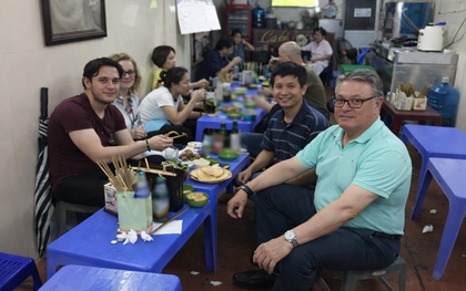 Chỉ nói thiếu một chữ tiếng Việt, anh Tây khiến cả bàn tiệc cười ra nước mắt