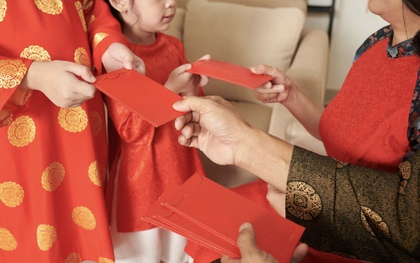 Cùng là cháu, bà ngoại mừng tuổi 28 triệu đồng, bà nội 700.000 đồng: Sự chênh lệch lì xì làm tổn thương ai?