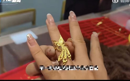 Cô gái mang 2 chiếc nhẫn vàng ròng đi chế tác lại, sau khi nung chảy chúng lại biến thành màu trắng