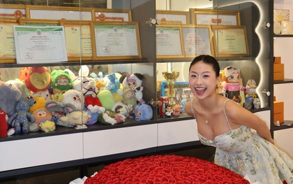 Màn "flex" đỉnh cao của Louis Phạm: Vừa khéo khoe hoa bạn trai Việt kiều tặng, vừa khẳng định đẳng cấp bằng loạt huy chương