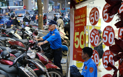 Cảnh tượng khó tin tại nhiều cửa hàng thời trang ở Hà Nội lúc 23h đêm 26 Tết