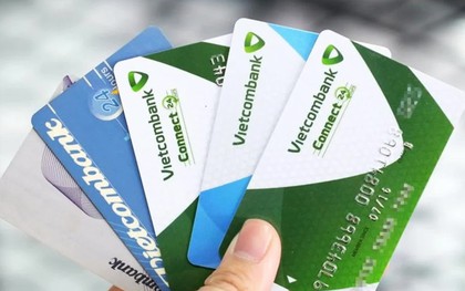 Vì sao thẻ ngân hàng đã khóa nhưng tài khoản vẫn bị trừ tiền?