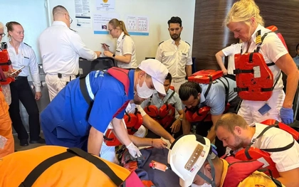 Cứu du khách nước ngoài nguy kịch trên biển ngày 27 Tết