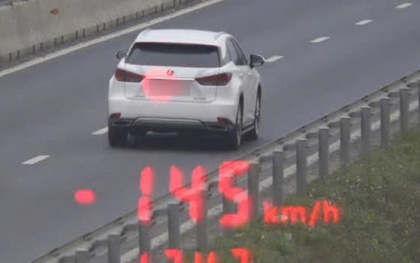 Ô tô "đạp ga" mức khó tin trên đường cao tốc ở miền Trung