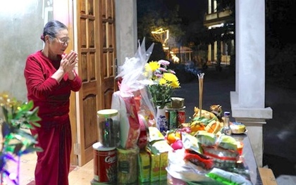 Cúng giao thừa ngoài trời hay trong nhà trước?