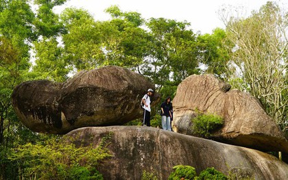 Câu chuyện ít người biết về hai tảng đá "khổng lồ" trên đỉnh núi ở Thanh Hóa
