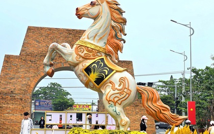 CLIP: Ngắm linh vật ngựa oai phong tại đường hoa xuân Vĩnh Long
