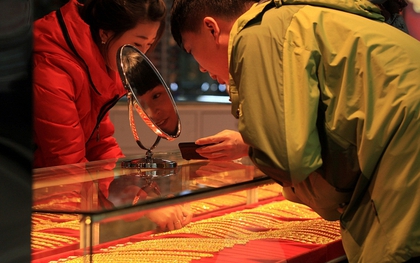 Phát hiện vị khách khắc khổ chi 5,2 tỷ đồng mua vàng mà không cần hỏi giá, quản lý cửa hàng lập tức báo cảnh sát